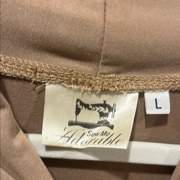 Elegant Taupe Button-Down Dress - Picture 2 of 4